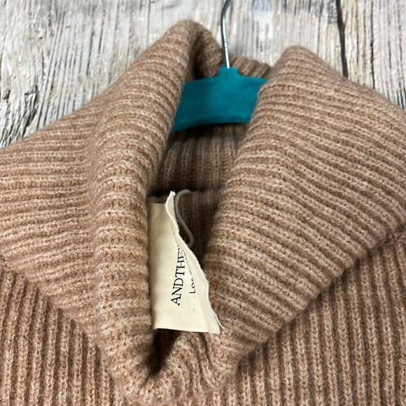 Andthewhy tan knit roll neck oversized sweater new with tags size s-m - Picture 4 of 11
